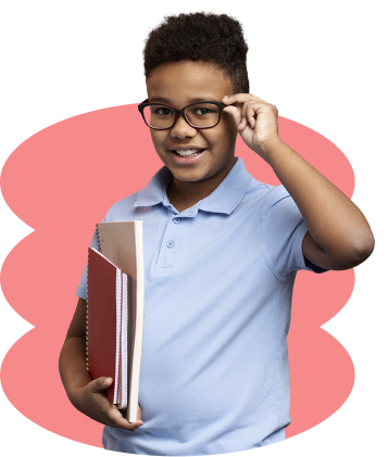 Estudiante con cuadernos y gafas, representando el aprendizaje en educación básica